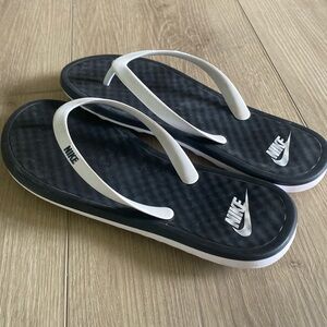 Nike On Deck Flip Flops Women’s Sandals Black White Size Women’s 9 Mens 8